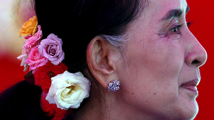 Suu Çii 2 hafta daha gözaltında kalacak