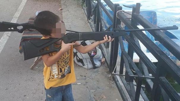 Tabancayla oynarken babasını öldüren çocuğun tüfekli fotoğrafı ortaya çıktı