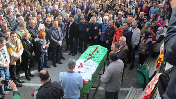 Tabutunun üzerine doktor önlüğü örtüldü