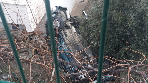 Takla atan otomobil apartmanın bahçesine uçtu