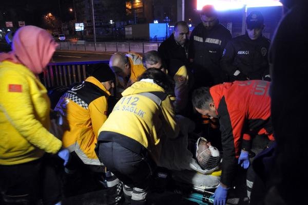 Taksi belediye temizlik aracına çarptı: 1'i ağır 3 yaralı!