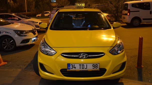 Taksiciden örnek davranış! Araçta buldu, sahibine teslim etti