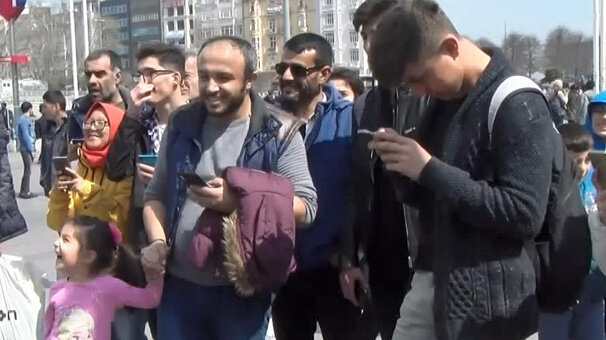 Taksim Meydanı'ndaki atlı polisler ilgi odağı oldu
