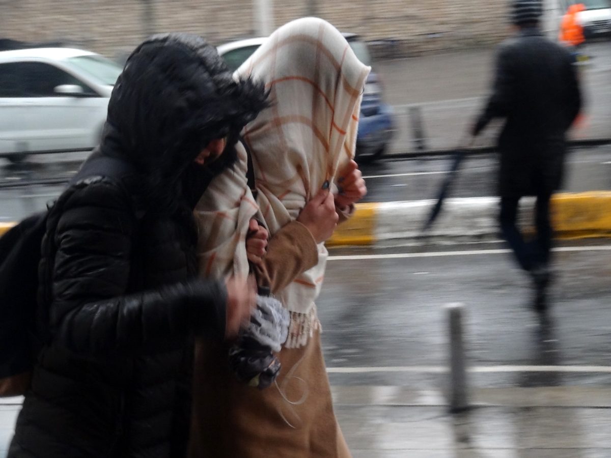 Taksim'de yağmur ve rüzgar vatandaşlara zor anlar yaşattı