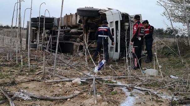 Tam 20 ton! Hepsi tarlaya döküldü