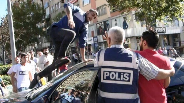 Tam herkes sakinleşmişti ki... Uçan tekme ile içlerine daldı!