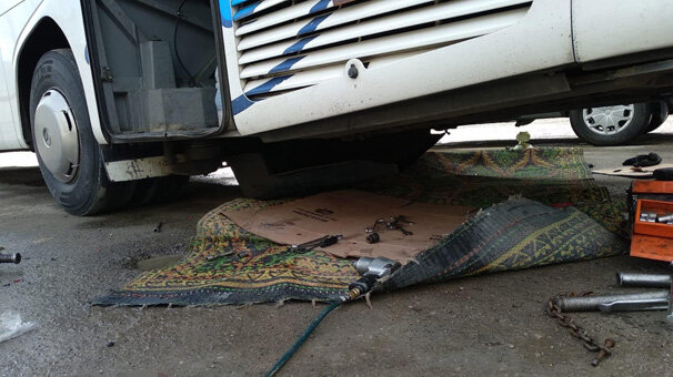 Tamir sırasında krikolar kaydı! 3 kişi otobüsün altında kaldı