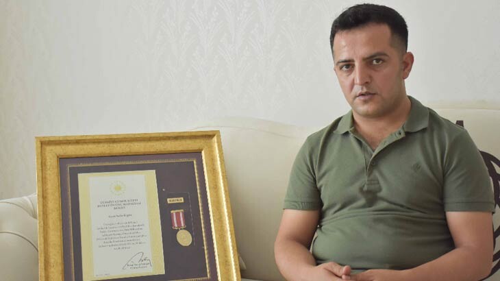 Tankın ezdiği otomobilden çıkarak darbecilere direndi