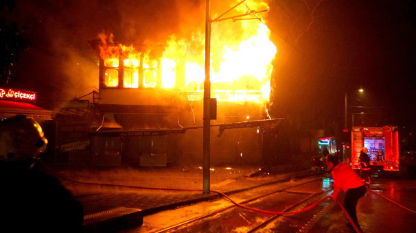 Tarihi Arap Şükrü sokağında bulunan balıkçı alevlere teslim oldu