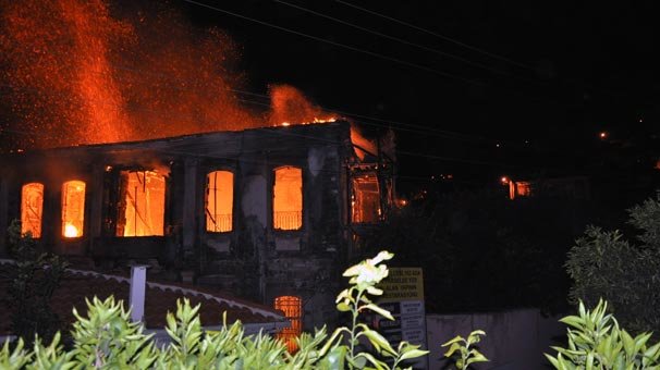 Tarihi konak alev alev yandı