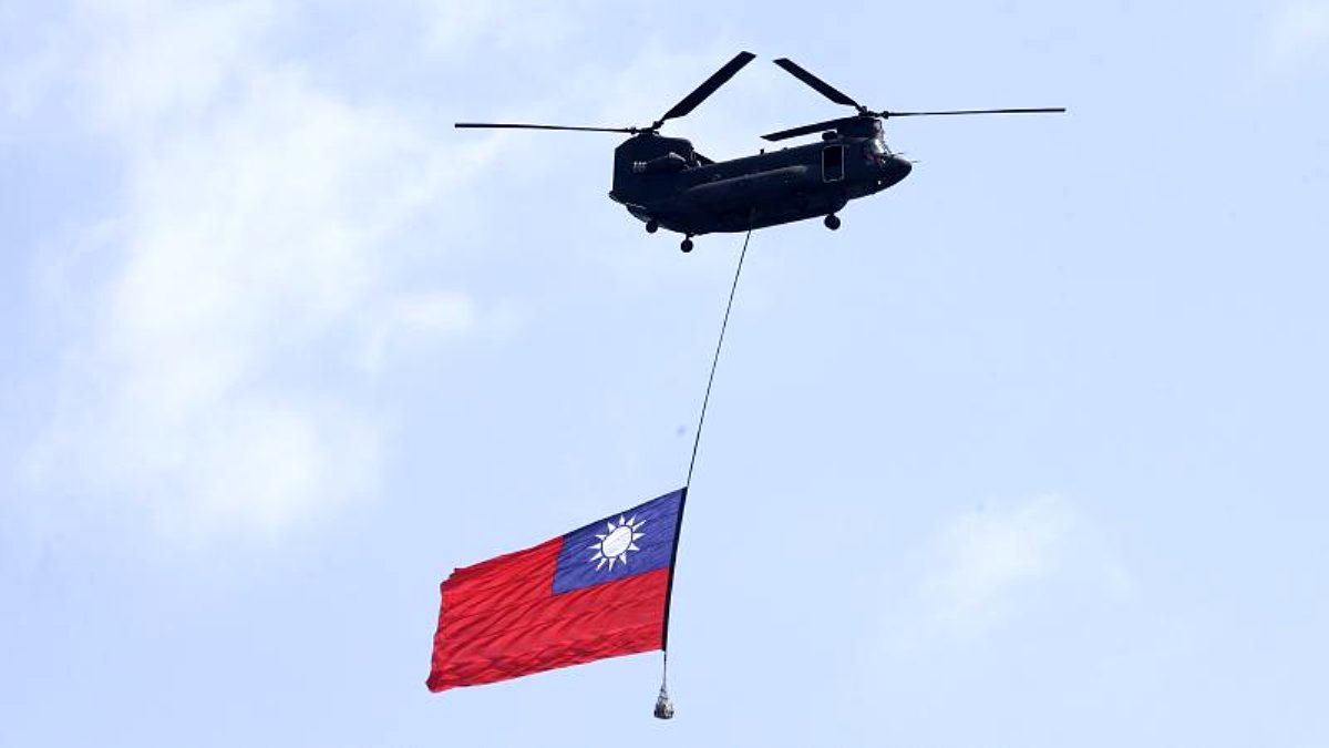 Tayvan'da Genelkurmay Başkanı'nı taşıyan askeri helikopter düştü: 11 kişi kurtarıldı, 2 kişi kayıp