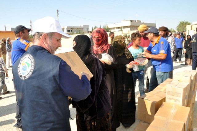 Telabyad'a 10 araçlık insani yardım konvoyu ulaştı