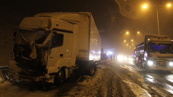 TEM otoyolunda 4 araç birbirine girdi: 12 yaralı