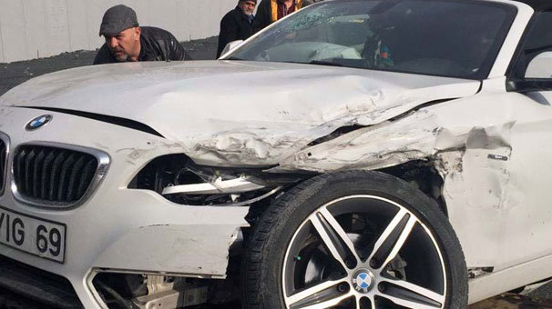 TEM Otoyolu'nda lüks araç, kararsız sürücüye çarptı: 2 yaralı