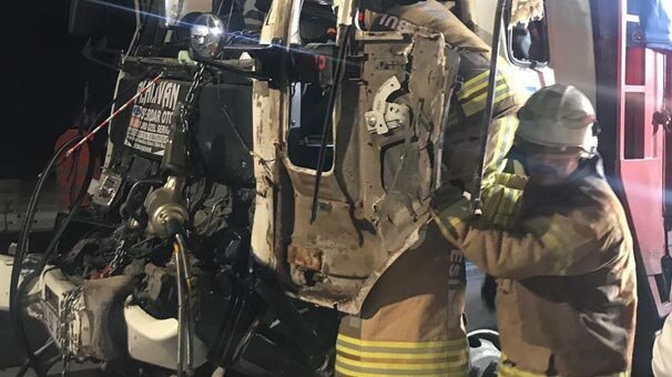 TEM'de iki kamyon çarpıştı! Yaralılar var...