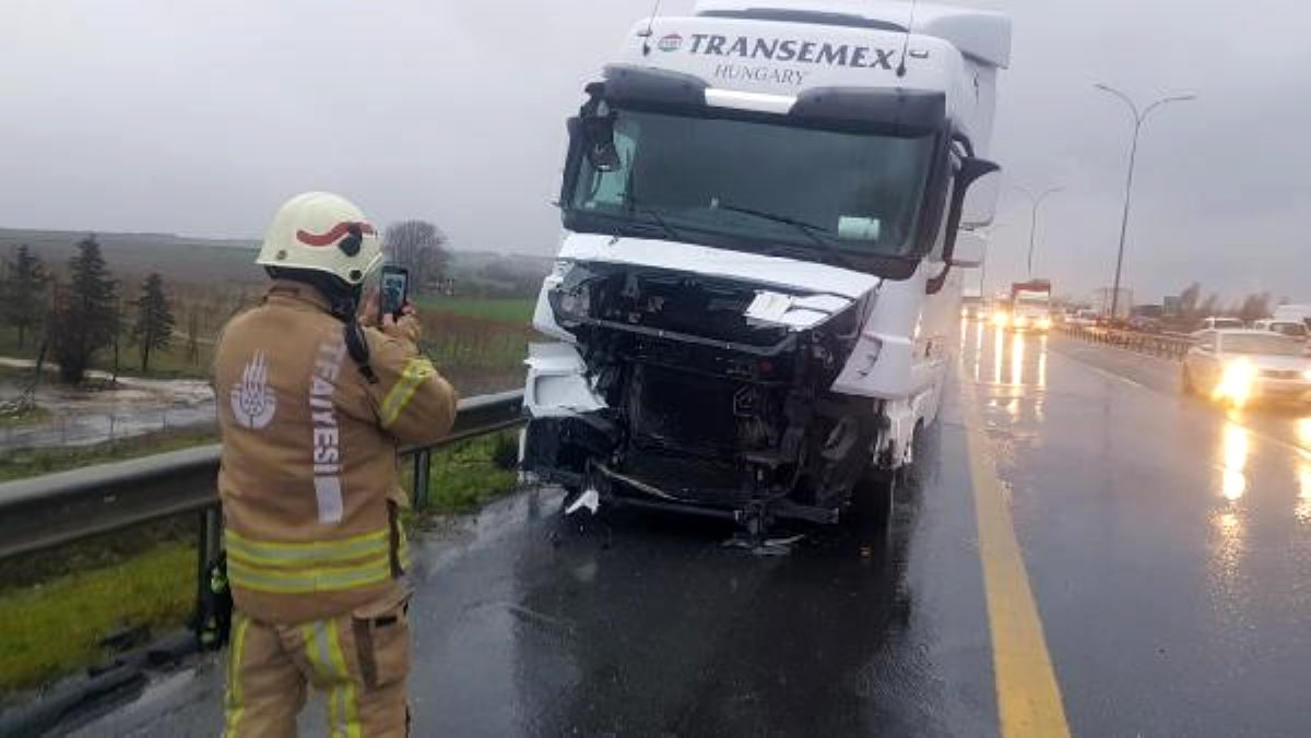TEM'de kaza: Yol trafiğe kapandı (1)