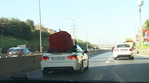 TEM'de lüks araçla koltuk taşıdılar