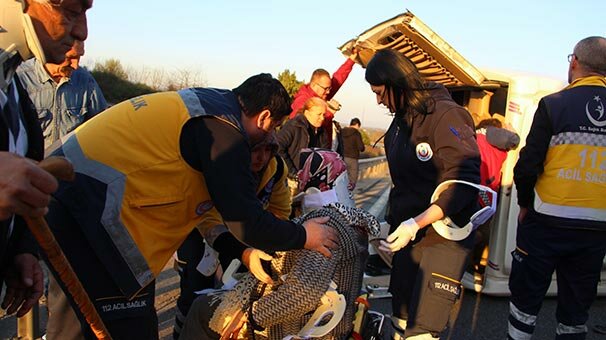 TEM'de minibüs devrildi: Çok sayıda yaralı var