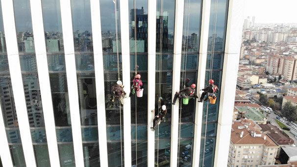 Temizlik işçilerinin ekmek mücadelesi havadan görüntülendi