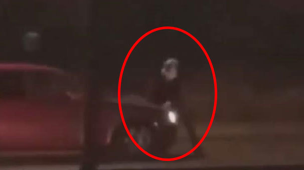 Tepki çeken görüntüler! Metrelerce otomobilin üzerinde taşıdı