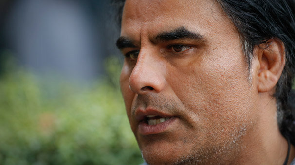 Teröriste silahsız karşı koyarak camidekilerin hayatını kurtardı