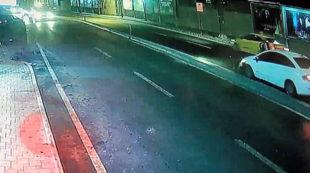 Ters yönde ölümüne gazladılar! Kadıköy'de feci kaza kamerada...