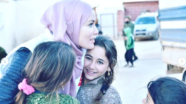 Tesettüre giren Gamze Özçelik, İdlib'e gitti