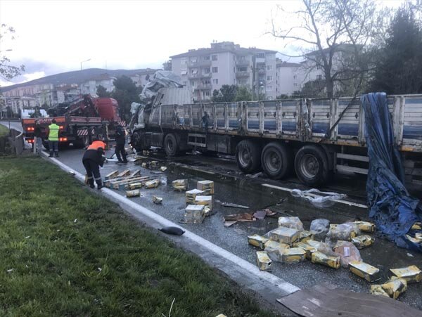 TIR devrildi! Hepsi yola döküldü...