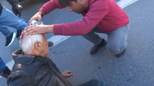 TIR'ın lastiğine çarpan motosikletli adam, ölümden döndü