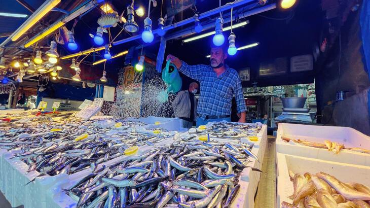 Trabzon'da kilogramı 10 liradan satılan hamsi balıkçı ve tüketiciyi mutlu etti