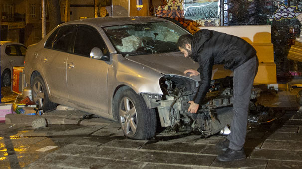Trafik ışığını devirip dükkanlara daldı!