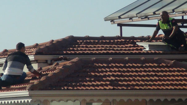 Trafik polisi çatıya çıktı, bir saatte ikna etti!