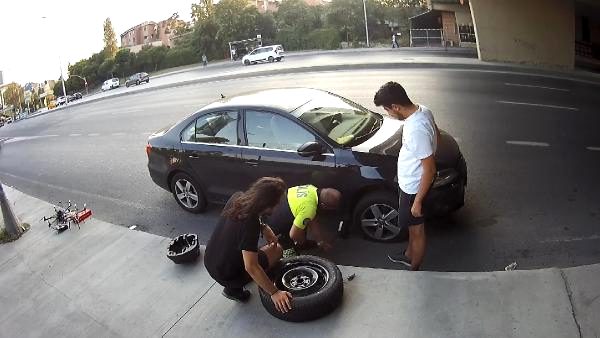 Trafik polisi gençlerin yardımına koştu, araçlarının lastiğini değiştirdi