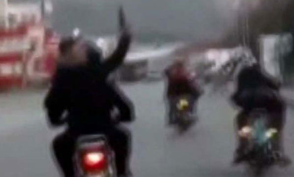 Trafikte motosikletten havaya ateş açtılar