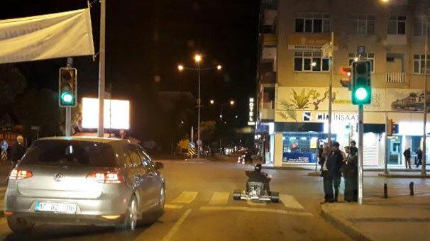 Trafikte onu gören önce şaşırdı sonra korktu