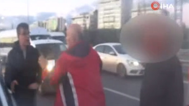 Trafikte tekme, yumruk ve bıçaklı kavga