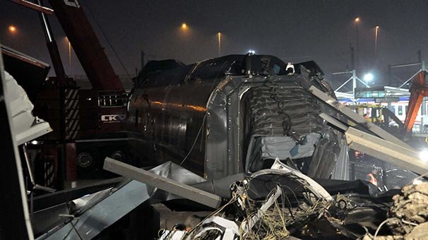 Tren kazasındaki 2 vagon olay yerinden kaldırıldı