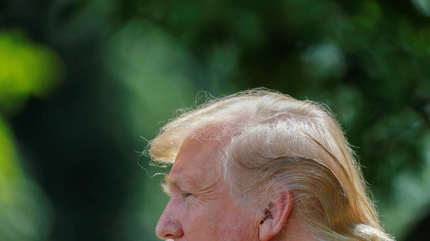 Trump'ı klozetle resmetti