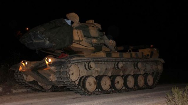 TSK tarafından Suriye sınırına askeri takviye sürüyor