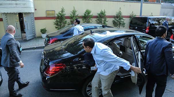 Tüm dünyanın gözü o kapının arkasında... Lüks araçlarla geldiler