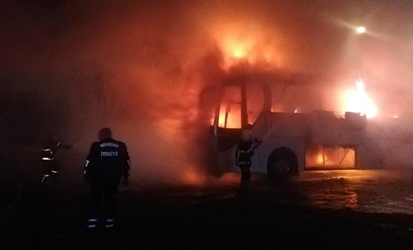 Tur otobüsü alev alev yandı