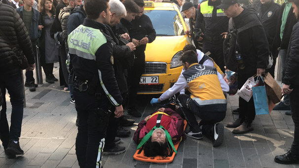 Turist kadına taksi çarptı