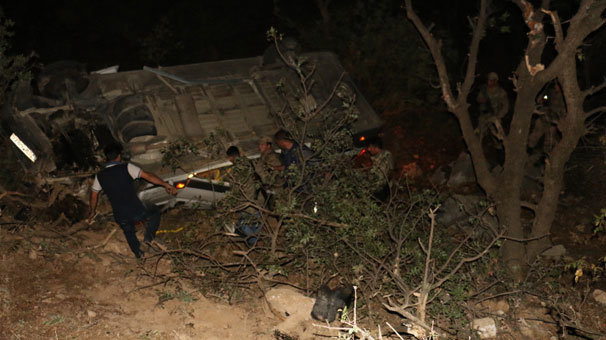 Turist kafilesini taşıyan minibüs şarampole yuvarlandı: 16 yaralı