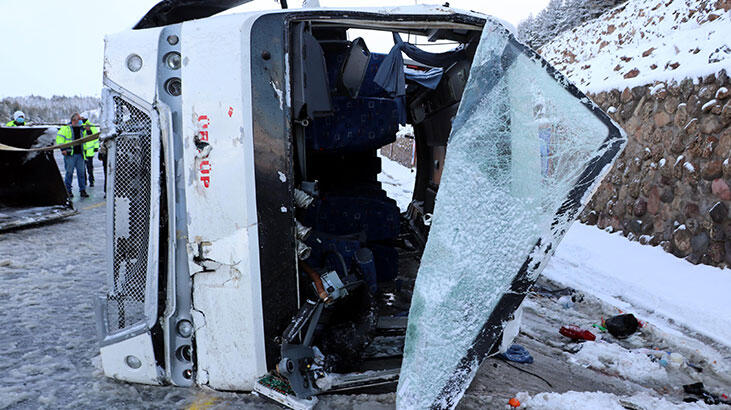 Turistleri taşıyan midibüs devrildi: 3'ü ağır 25 yaralı var!