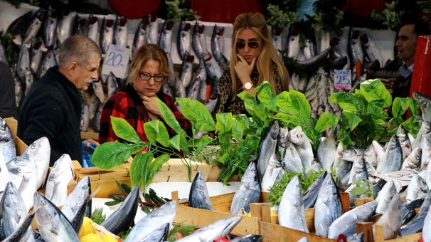 Turistlerin balık pazarı ilgisi