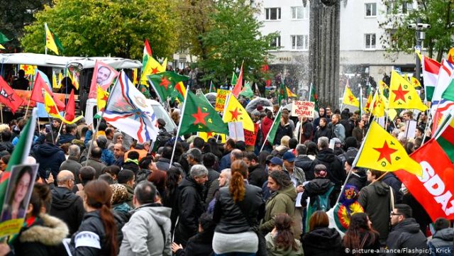 PKK'lılar Türkiye'nin Suriye harekatı Köln'de protesto etti