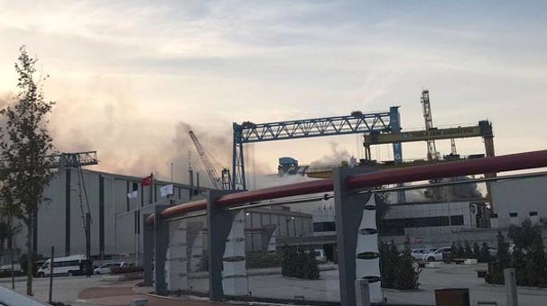 Tuzla'da tersanedeki bir gemide yangın