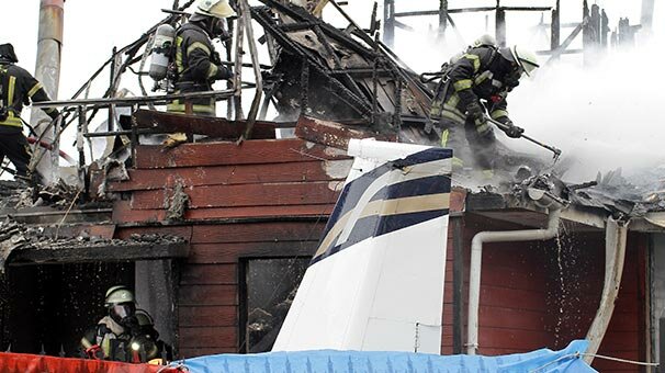 Uçak evin üzerine düştü