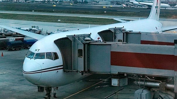 Uçakta korku dolu anlar! Hostes yanlışlıkla 'slide' patlatınca...