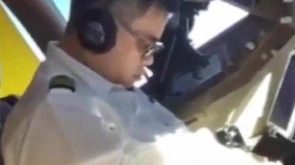 Uçakta skandal görüntü! Yardımcı pilot böyle kaydetti...